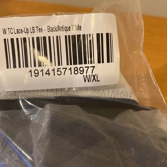 Women's NHL Calgary Flames Black/White Lace Up Long Sleeve Shirt XL NIP - Picture 5 of 6